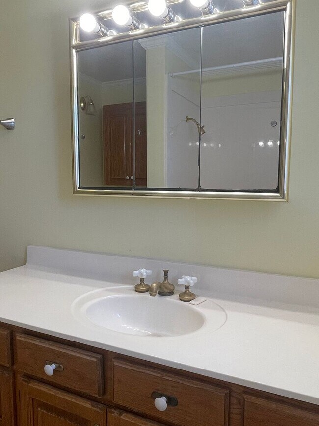 Building Photo - Spacious country home for lease