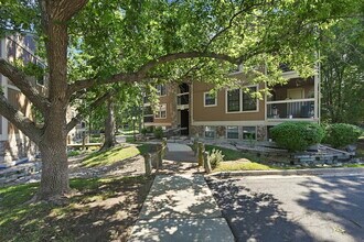 Building Photo - $1,595.95 2 bed, 2 bath located in Lakewood with a washer and dryer