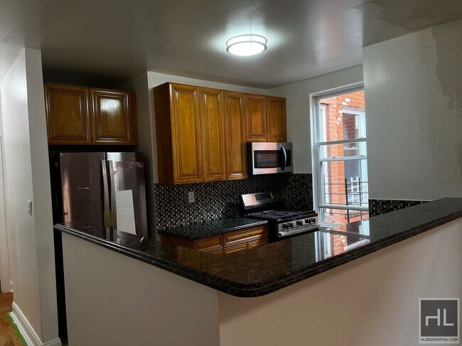 Building Photo - Spacious Fully Renovated 4-Bedroom in Sout...