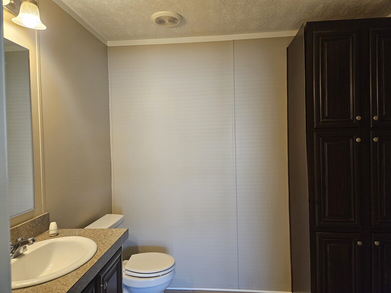 Building Photo - 60 Lynnwood Cir
