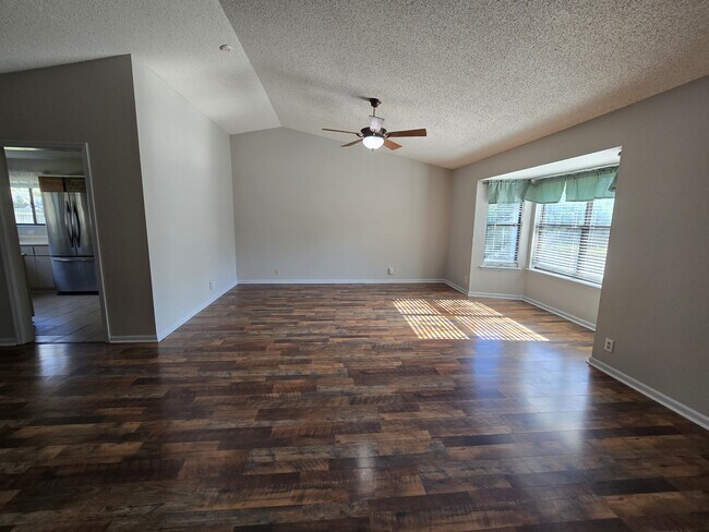 Building Photo - 425 Sunnyside Dr