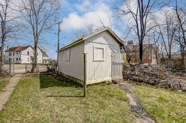 Building Photo - 2 Bed in Dayton- MOVE IN SPECIAL! Second Month Free if Moved in by April 15th!