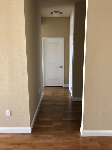 Building Photo - 5401 S Park Terrace Ave