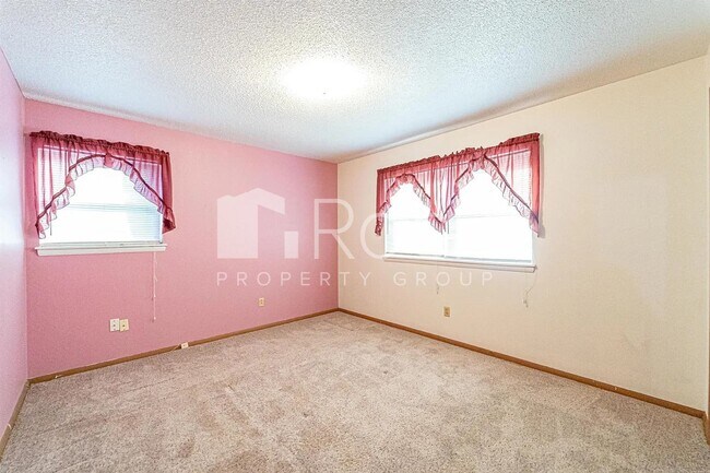 Building Photo - 3 Bedroom Home with 2-Car Garage and Covered Parking