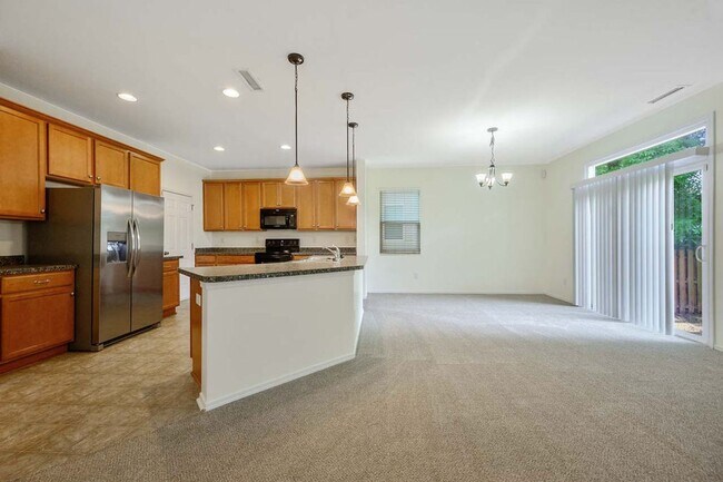 Building Photo - 3 Bedroom Open Concept with Enough Room fo...
