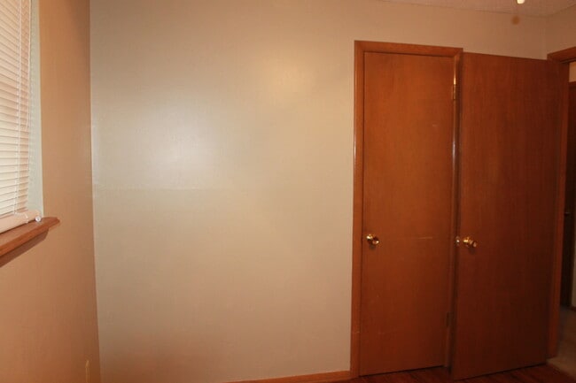 Building Photo - Fresh, Clean, Updated!