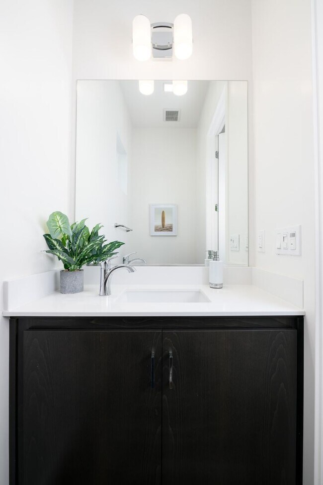 Building Photo - Fully Furnished & Move-In Ready in Midtown | Stylish & Modern Home for Rent