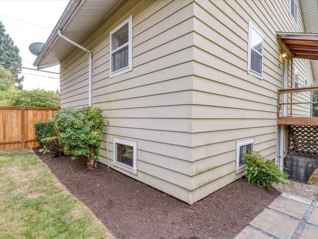 Building Photo - Beautifully remodeled corner lot Roosevelt Home