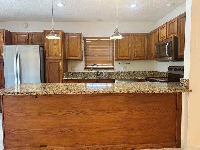 Building Photo - 444 Pine Cir