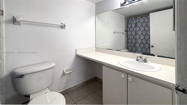 Building Photo - 666 W 81st St