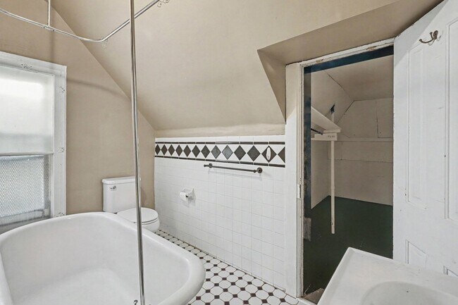 Building Photo - Comfort & Convenience in the Heart of Denver – 3BR/2BA
