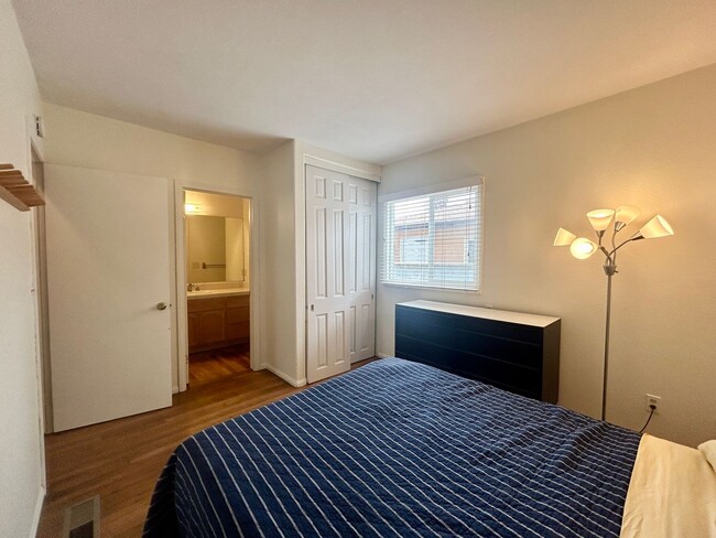 Building Photo - Spacious Beach House in South Oceanside