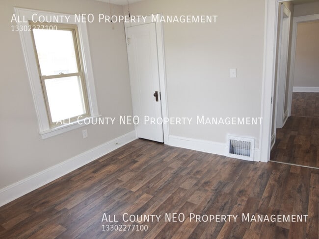 Building Photo - 643 E Archwood Ave