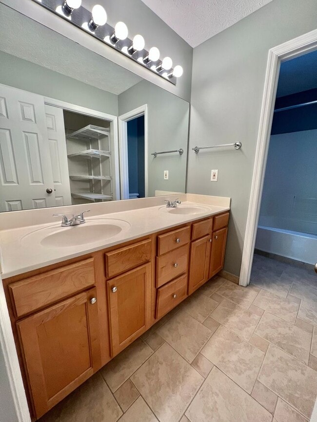 Building Photo - 3 Bed, 2.5 Bath Home w/ 2 Car Garage and Bonus Room