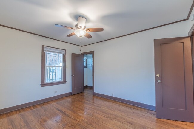 Building Photo - Beautiful 2 Bed +office, den garage, 1 Bath