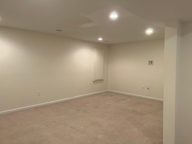 Building Photo - Sought after Idlewild Community