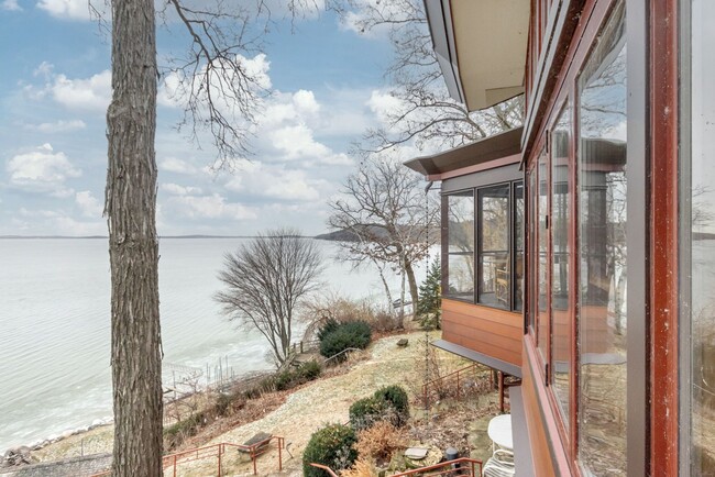 Building Photo - Lake Mendota Dream Home in Desirable Sprin...