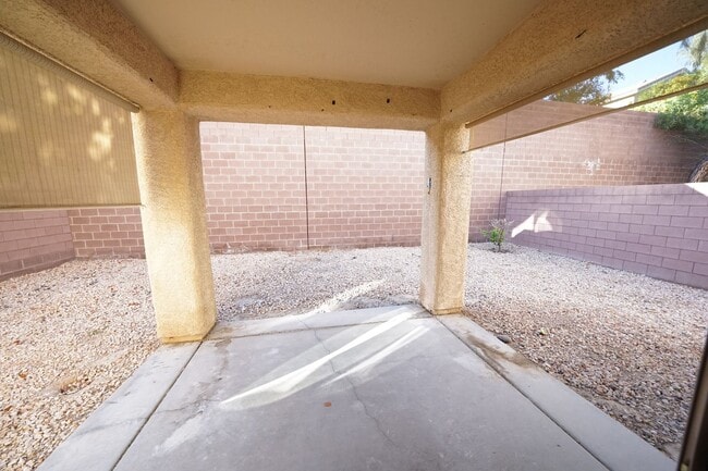 Building Photo - Showings Available NOW