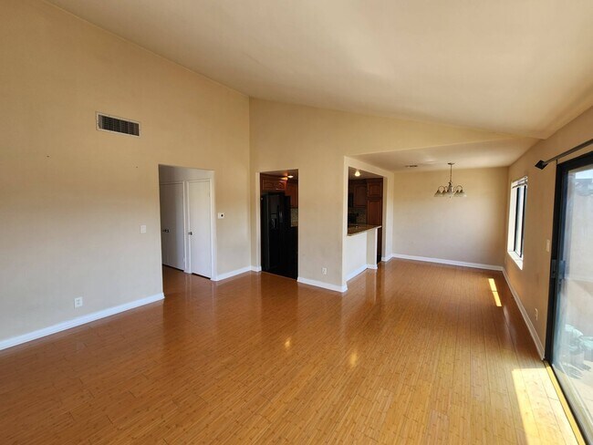 Building Photo - Parkway Manor Community - La Mesa - Upper ...