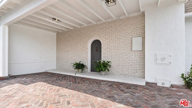 Building Photo - 612 N Bedford Dr