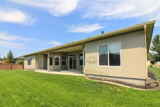 Building Photo - 3047 Bluffs Dr