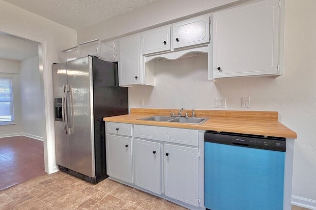 Building Photo - AVAILABLE NOW! (One Pet Maximum)