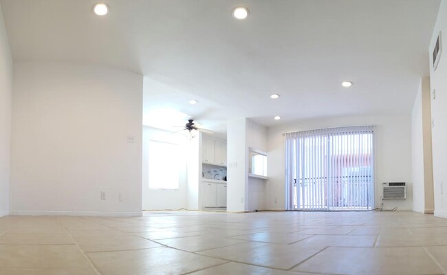 Building Photo - 2 bedroom in Van Nuys CA 91406