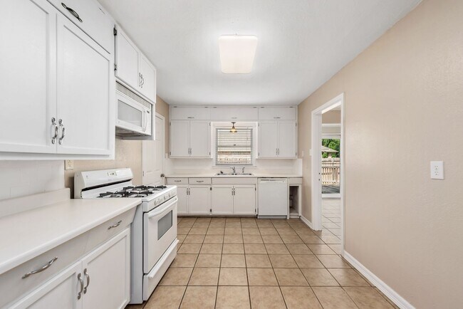 Building Photo - PRE-LEASING Spacious 2 Bed/1 Bath with Har...