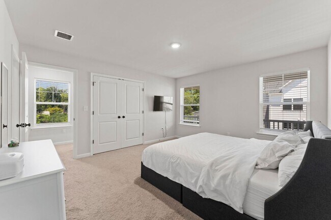 Building Photo - Elegant 3-Bedroom Home in Isaac Court. Available the Second Week of October!