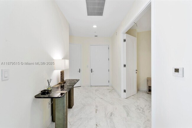 Building Photo - 16001 Collins Ave