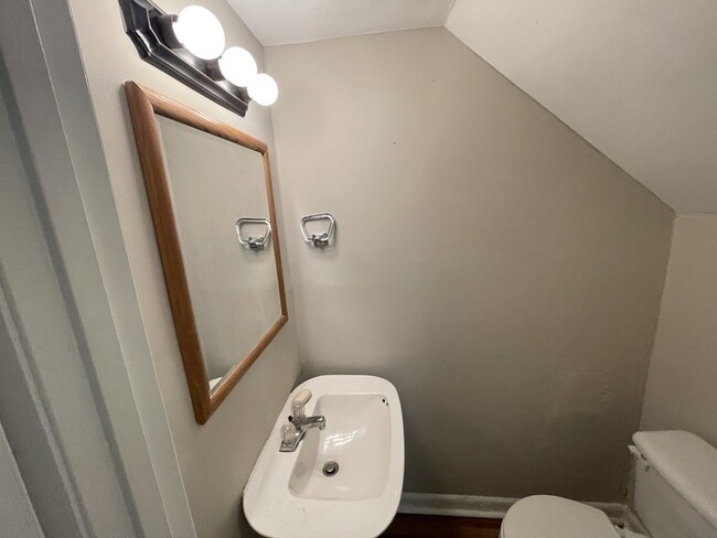 Building Photo - 606 Oak Tree Dr