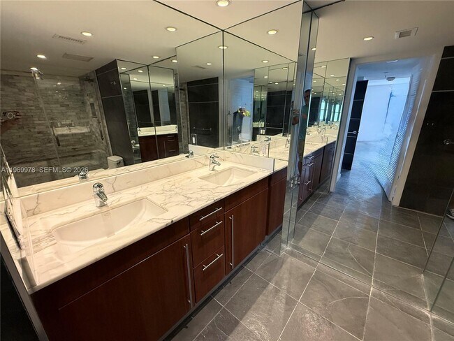 Building Photo - 801 N Venetian Dr