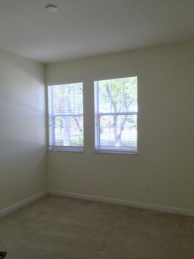 Building Photo - 850 Millbrae Ct