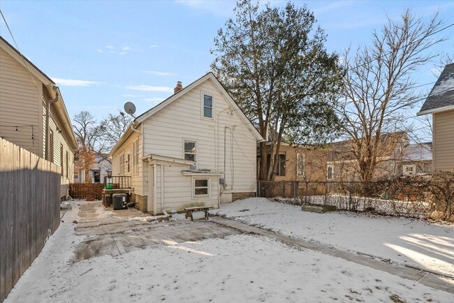 Building Photo - 340 E Clarence St