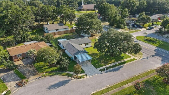 Building Photo - 107 Lake Ct
