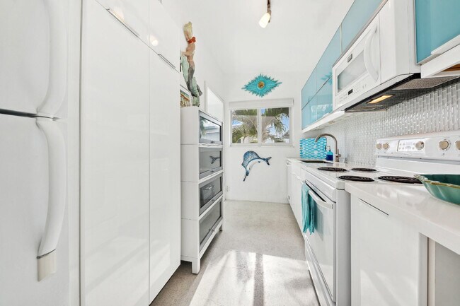 Building Photo - 425 Bayshore Dr