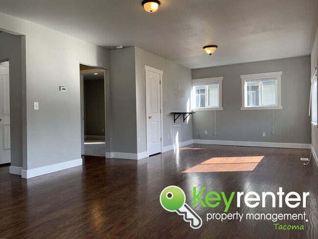 Building Photo - Centrally Located 3Bed/1.5Bath Tacoma Home!