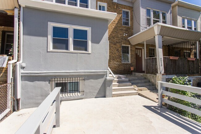 Building Photo - 5518 Florence Ave