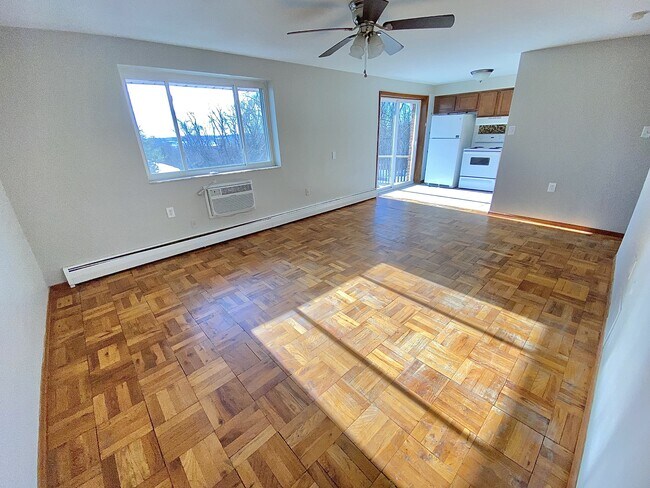 Interior Photo - OXFORD COURT APARTMENTS -- 054
