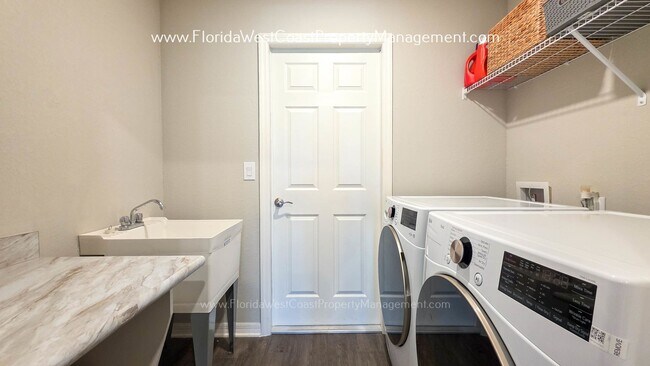 Building Photo - EXCEPTIONAL 3 BEDROOM/2 BATH HOME PLUS LARGE FENCED YARD! LONG TERM LEASE- UNFURNISHED!