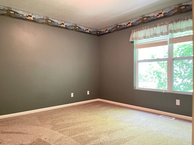 Building Photo - Move-in special. Beautiful 4 bed 2.5 bath 3000+sq ft