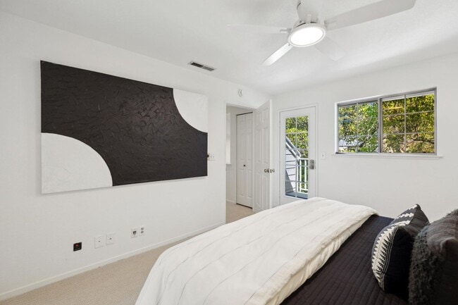 Building Photo - Delightful 3/3bth End-Unit Townhouse in Ce...