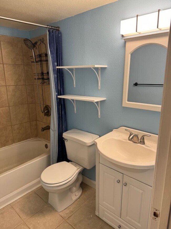 Building Photo - Cozy Pikes Peak Panorama 3BD/1.5BA Split-L...