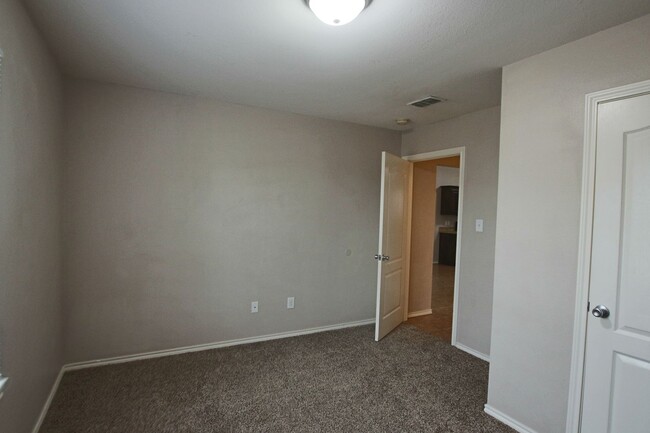 Building Photo - 3 Bedroom Duplex for Rent in Lindale! Tour...