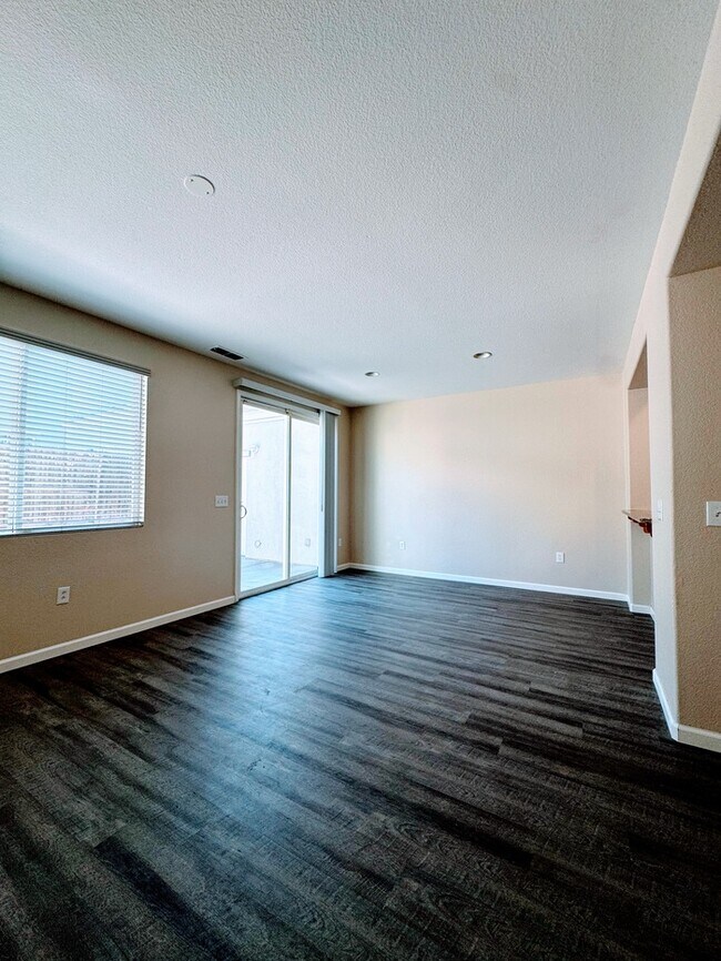 Building Photo - 3BR SFR w/ Tandem Garage & Fenced Yard near Boxwood St