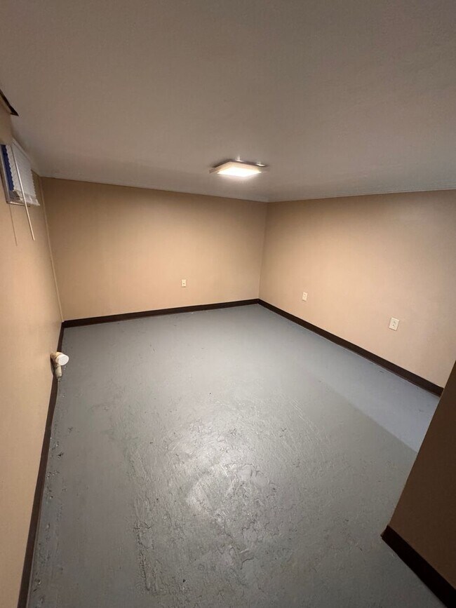 Building Photo - 853 Lawrence Ave