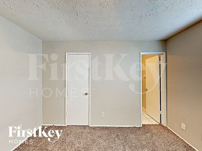 Building Photo - 2211 Fairgreen Dr