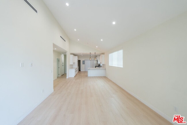 Building Photo - 815 E Elmwood Ave