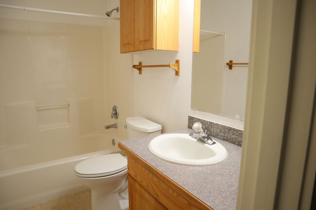 Building Photo - 7218 NE 65th Pl