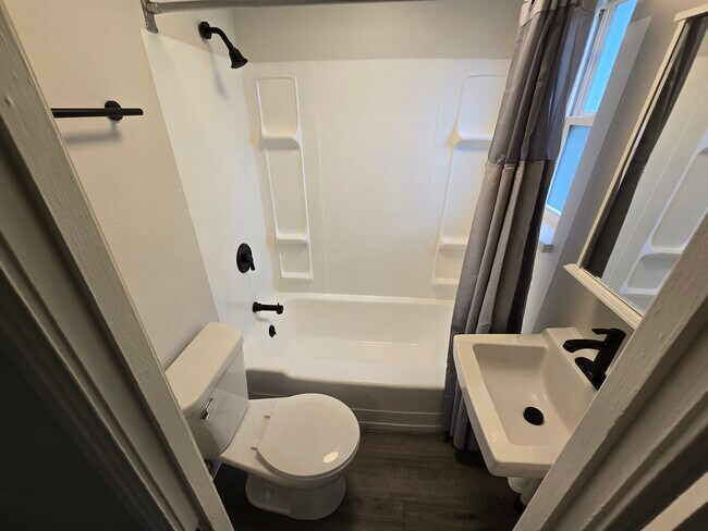 Building Photo - 508 S Main St